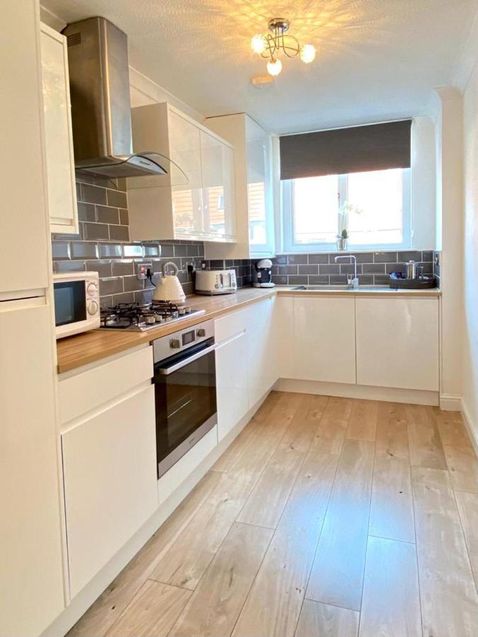 3 Bedroom - 2 Bathroom Townhouse In Corstorphine Near Murrayfield Stadium - Direct Bus To Edinburgh City Centre In 20 Minutes - Two Private Parking Spaces - Private Sunny Garden - Recently Refurbished Bagian luar foto