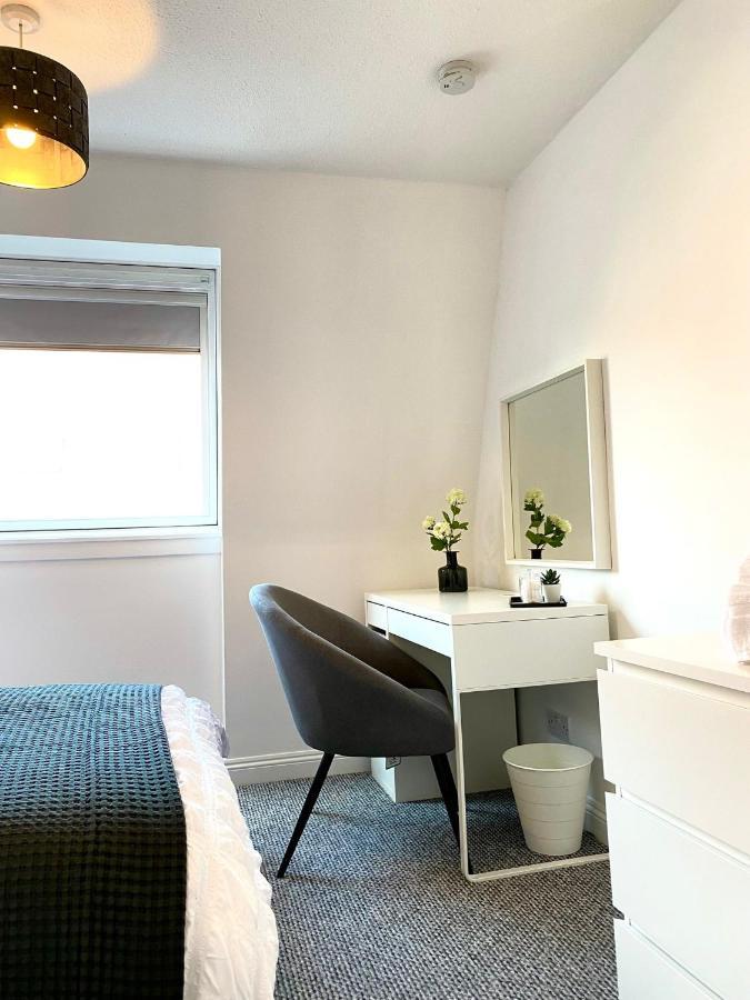 3 Bedroom - 2 Bathroom Townhouse In Corstorphine Near Murrayfield Stadium - Direct Bus To Edinburgh City Centre In 20 Minutes - Two Private Parking Spaces - Private Sunny Garden - Recently Refurbished Bagian luar foto