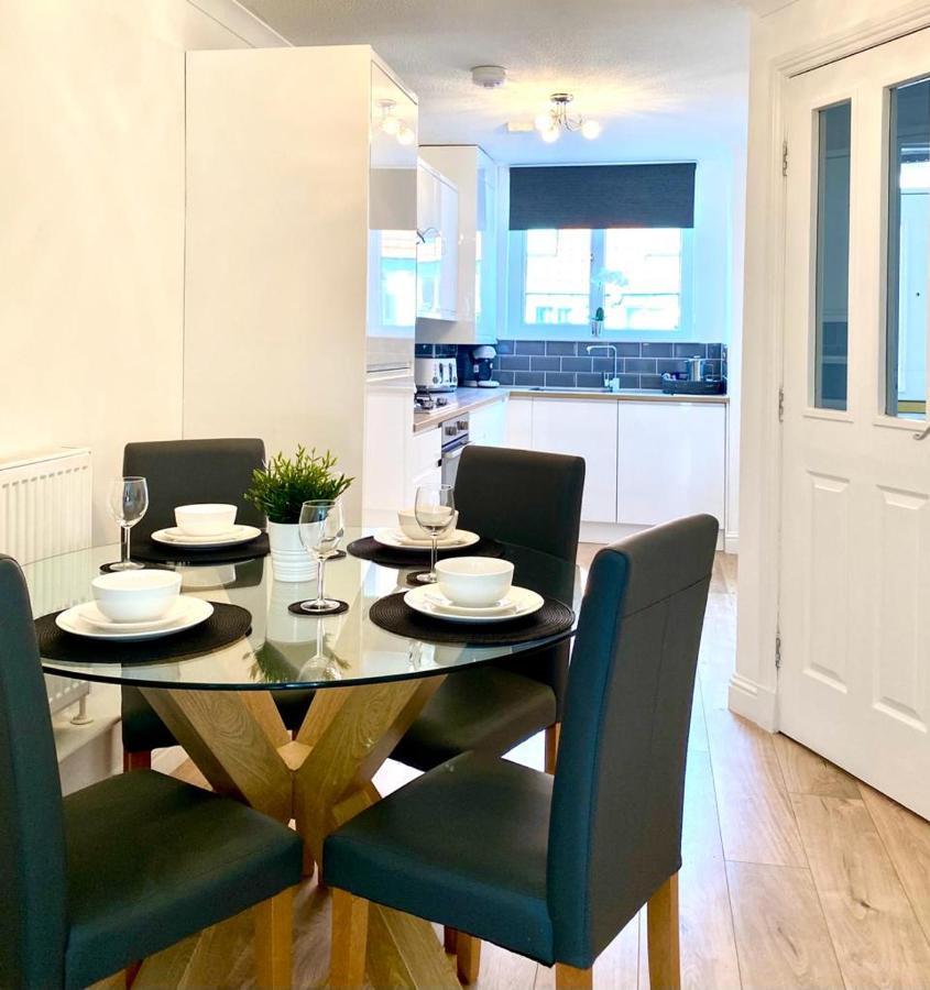 3 Bedroom - 2 Bathroom Townhouse In Corstorphine Near Murrayfield Stadium - Direct Bus To Edinburgh City Centre In 20 Minutes - Two Private Parking Spaces - Private Sunny Garden - Recently Refurbished Bagian luar foto