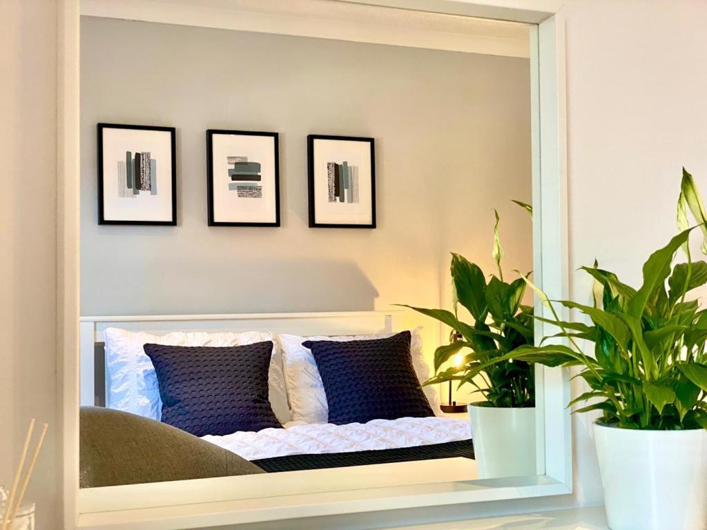 3 Bedroom - 2 Bathroom Townhouse In Corstorphine Near Murrayfield Stadium - Direct Bus To Edinburgh City Centre In 20 Minutes - Two Private Parking Spaces - Private Sunny Garden - Recently Refurbished Bagian luar foto
