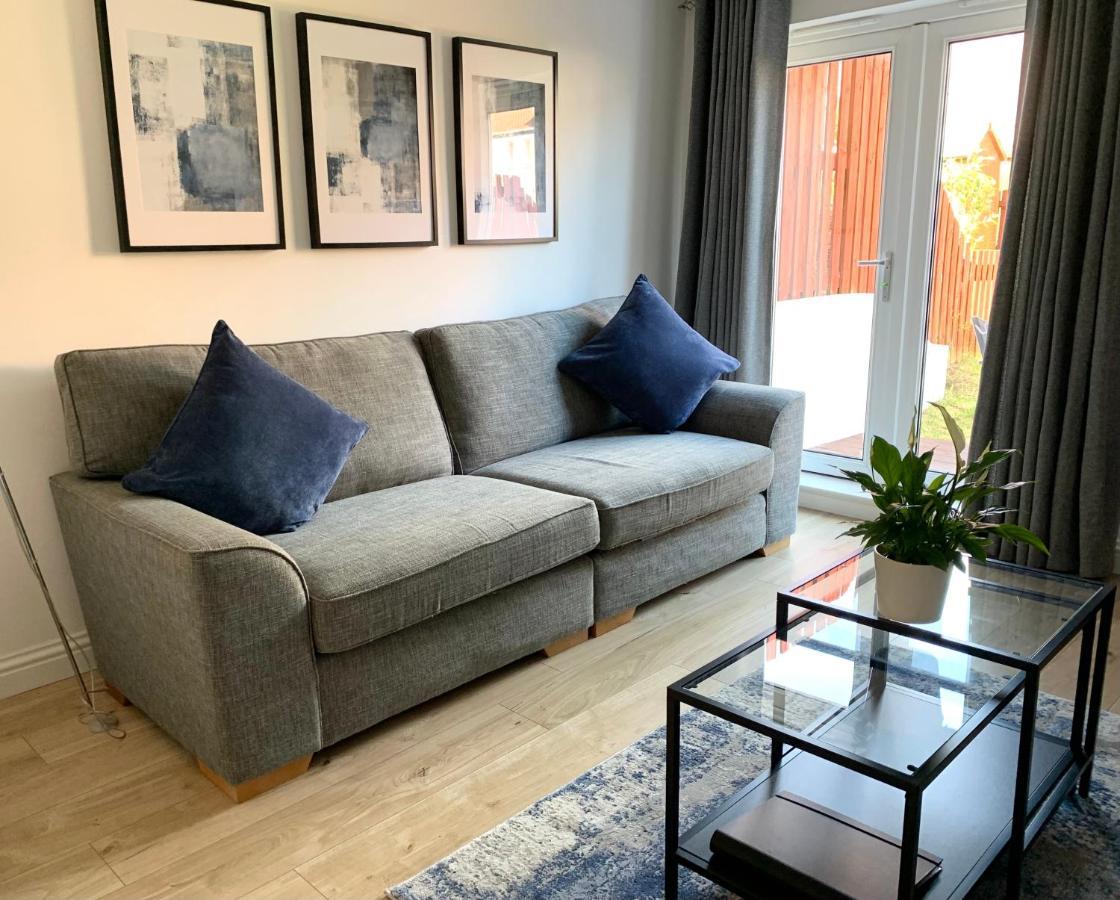 3 Bedroom - 2 Bathroom Townhouse In Corstorphine Near Murrayfield Stadium - Direct Bus To Edinburgh City Centre In 20 Minutes - Two Private Parking Spaces - Private Sunny Garden - Recently Refurbished Bagian luar foto