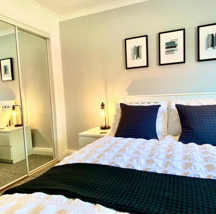 3 Bedroom - 2 Bathroom Townhouse In Corstorphine Near Murrayfield Stadium - Direct Bus To Edinburgh City Centre In 20 Minutes - Two Private Parking Spaces - Private Sunny Garden - Recently Refurbished Bagian luar foto