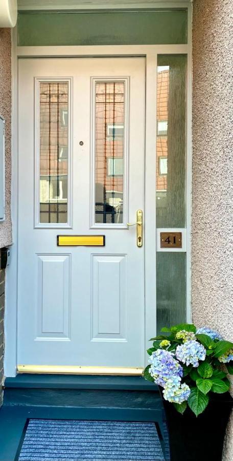 3 Bedroom - 2 Bathroom Townhouse In Corstorphine Near Murrayfield Stadium - Direct Bus To Edinburgh City Centre In 20 Minutes - Two Private Parking Spaces - Private Sunny Garden - Recently Refurbished Bagian luar foto
