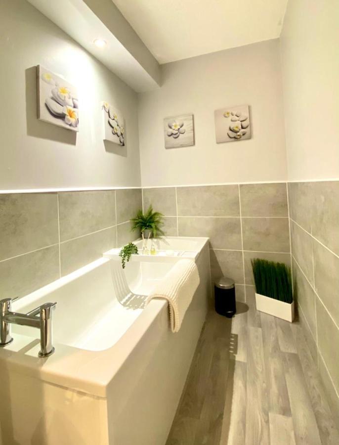 3 Bedroom - 2 Bathroom Townhouse In Corstorphine Near Murrayfield Stadium - Direct Bus To Edinburgh City Centre In 20 Minutes - Two Private Parking Spaces - Private Sunny Garden - Recently Refurbished Bagian luar foto