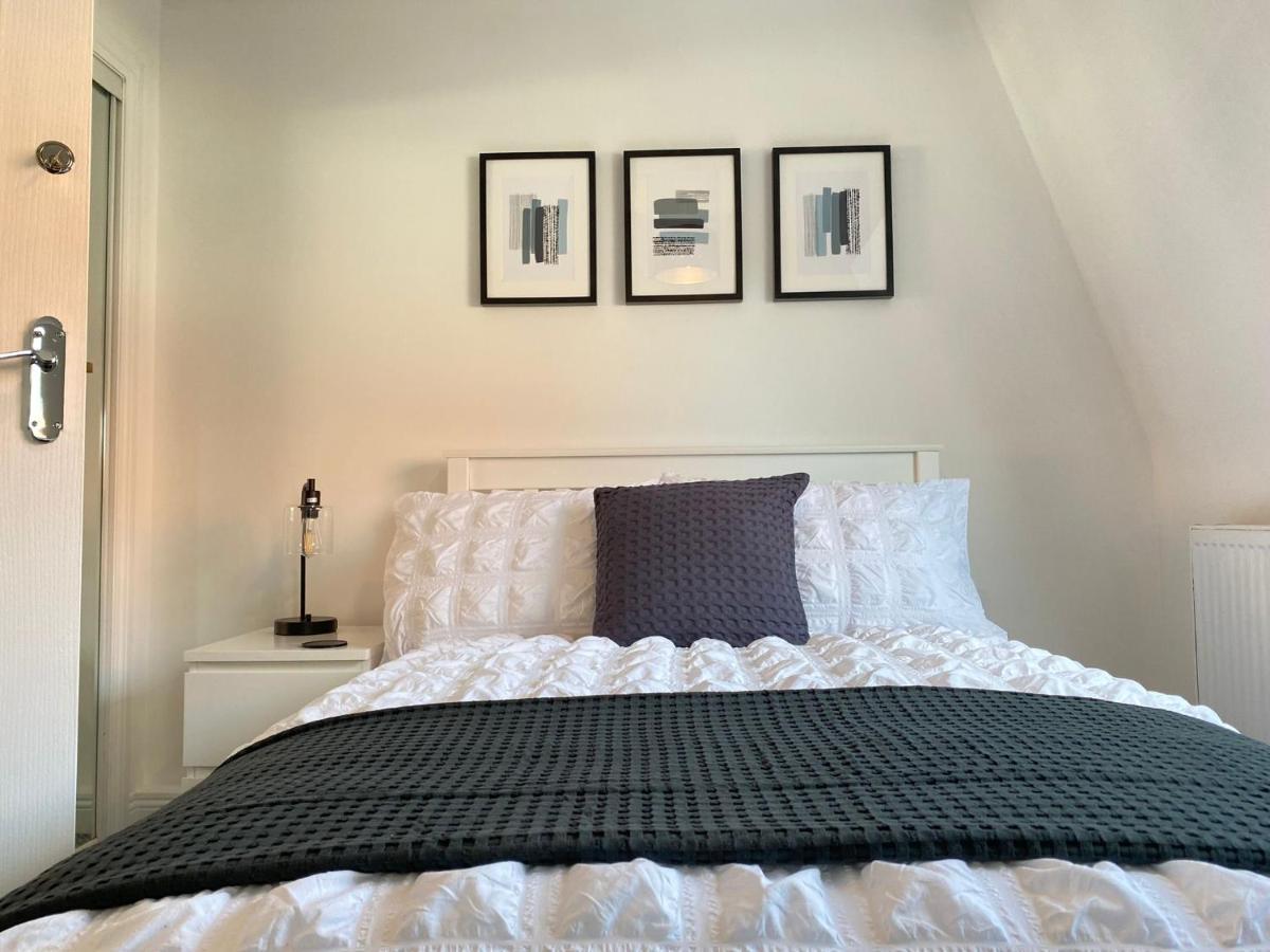 3 Bedroom - 2 Bathroom Townhouse In Corstorphine Near Murrayfield Stadium - Direct Bus To Edinburgh City Centre In 20 Minutes - Two Private Parking Spaces - Private Sunny Garden - Recently Refurbished Bagian luar foto