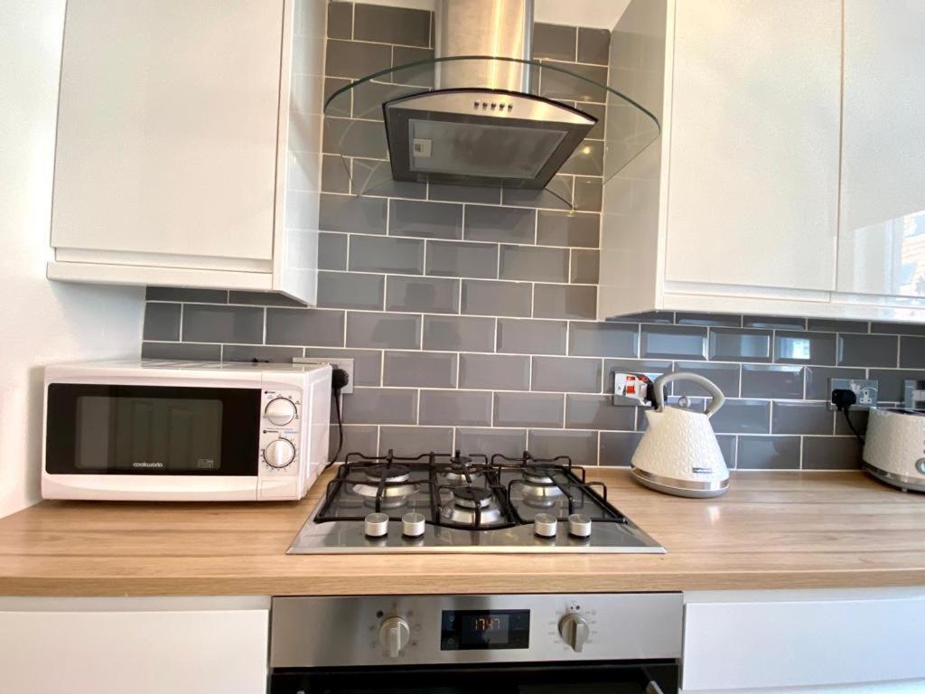 3 Bedroom - 2 Bathroom Townhouse In Corstorphine Near Murrayfield Stadium - Direct Bus To Edinburgh City Centre In 20 Minutes - Two Private Parking Spaces - Private Sunny Garden - Recently Refurbished Bagian luar foto