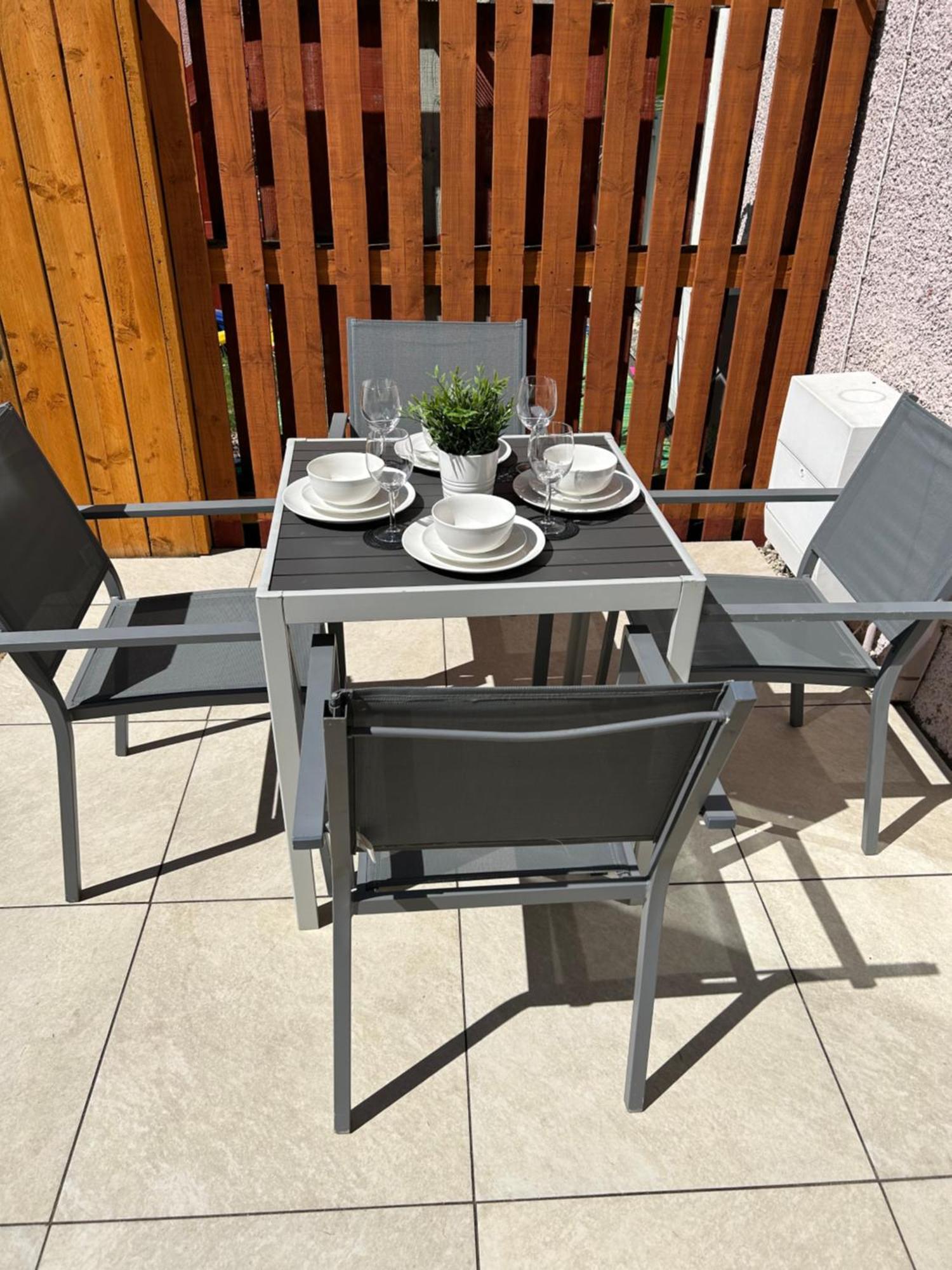 3 Bedroom - 2 Bathroom Townhouse In Corstorphine Near Murrayfield Stadium - Direct Bus To Edinburgh City Centre In 20 Minutes - Two Private Parking Spaces - Private Sunny Garden - Recently Refurbished Bagian luar foto