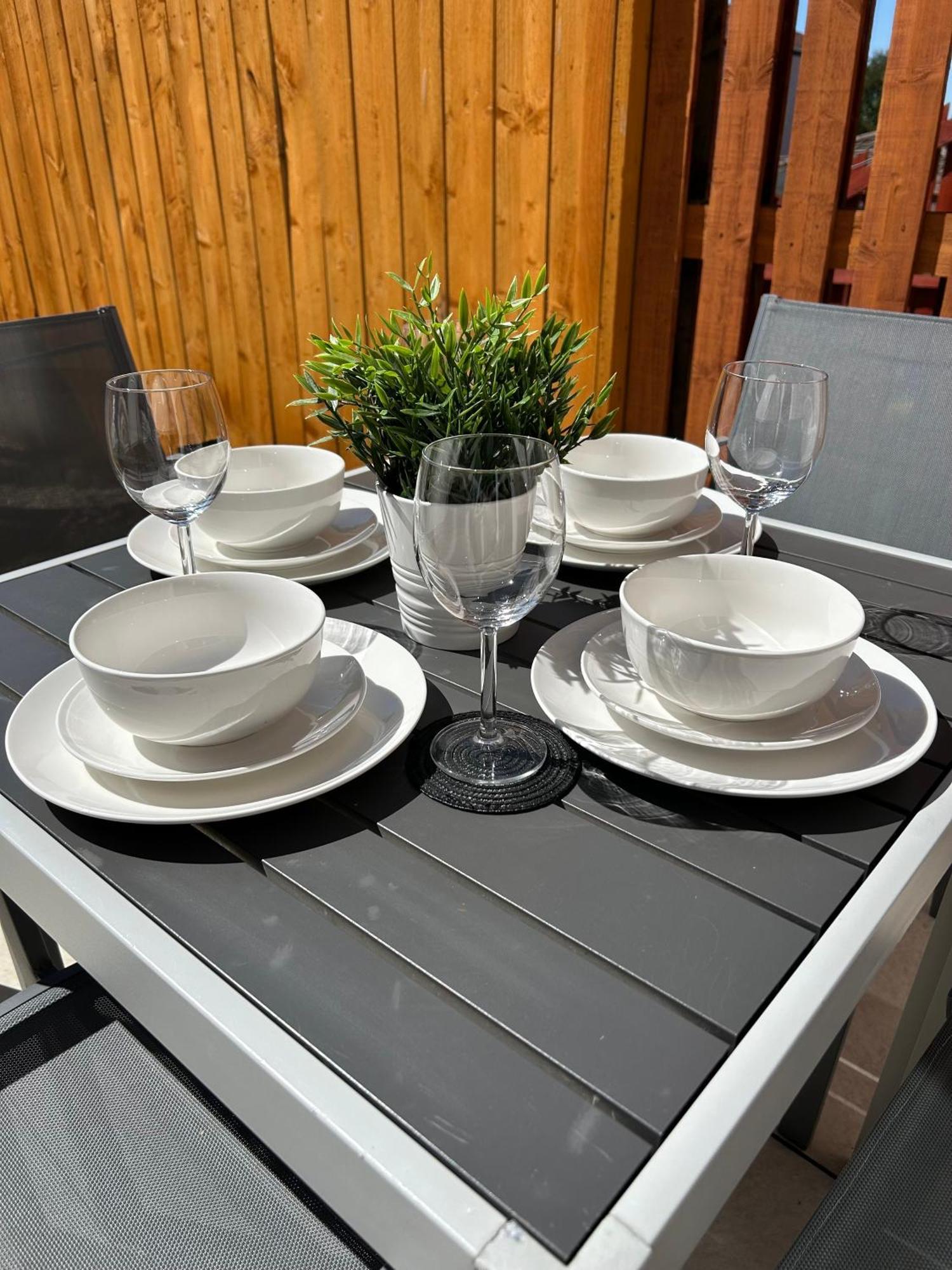 3 Bedroom - 2 Bathroom Townhouse In Corstorphine Near Murrayfield Stadium - Direct Bus To Edinburgh City Centre In 20 Minutes - Two Private Parking Spaces - Private Sunny Garden - Recently Refurbished Bagian luar foto