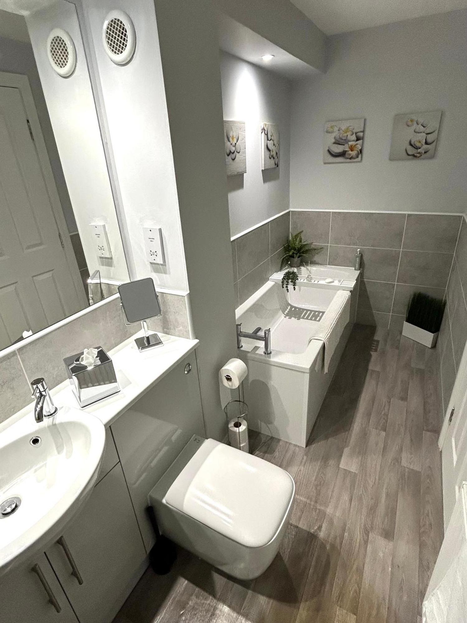 3 Bedroom - 2 Bathroom Townhouse In Corstorphine Near Murrayfield Stadium - Direct Bus To Edinburgh City Centre In 20 Minutes - Two Private Parking Spaces - Private Sunny Garden - Recently Refurbished Bagian luar foto