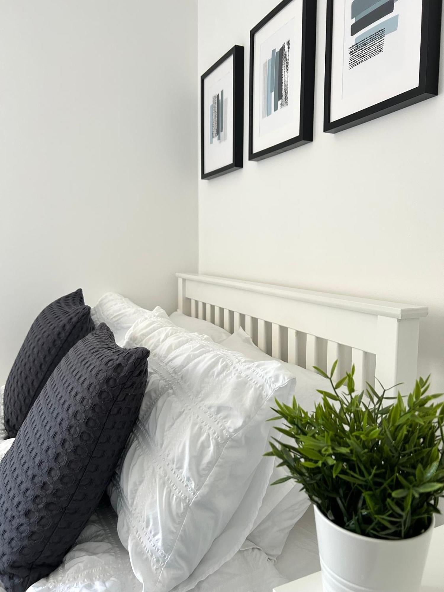 3 Bedroom - 2 Bathroom Townhouse In Corstorphine Near Murrayfield Stadium - Direct Bus To Edinburgh City Centre In 20 Minutes - Two Private Parking Spaces - Private Sunny Garden - Recently Refurbished Bagian luar foto