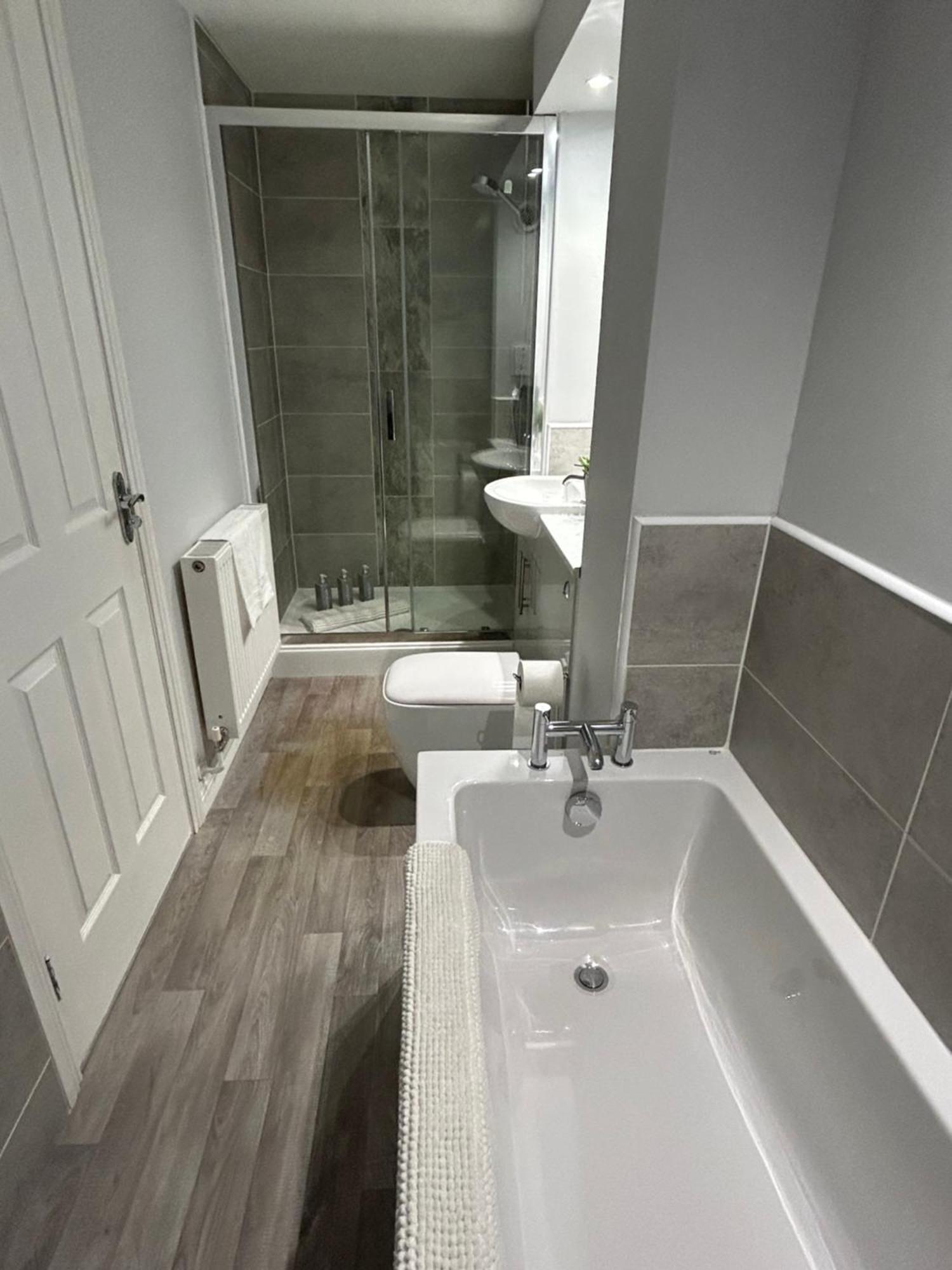 3 Bedroom - 2 Bathroom Townhouse In Corstorphine Near Murrayfield Stadium - Direct Bus To Edinburgh City Centre In 20 Minutes - Two Private Parking Spaces - Private Sunny Garden - Recently Refurbished Bagian luar foto
